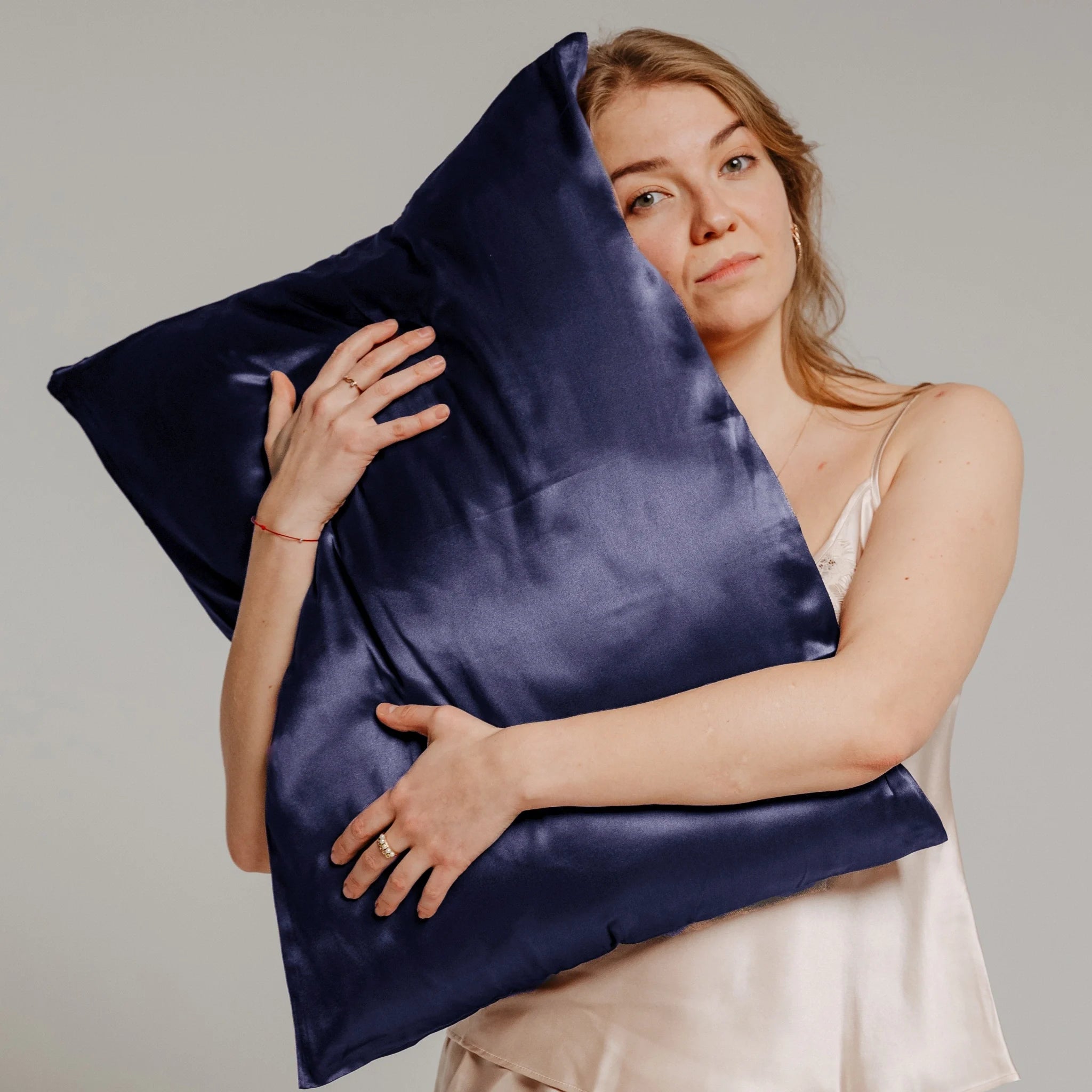 Tamsiai mėlynas šilkinis pagalvės užvalkalas iš 100 % mulberry šilko
