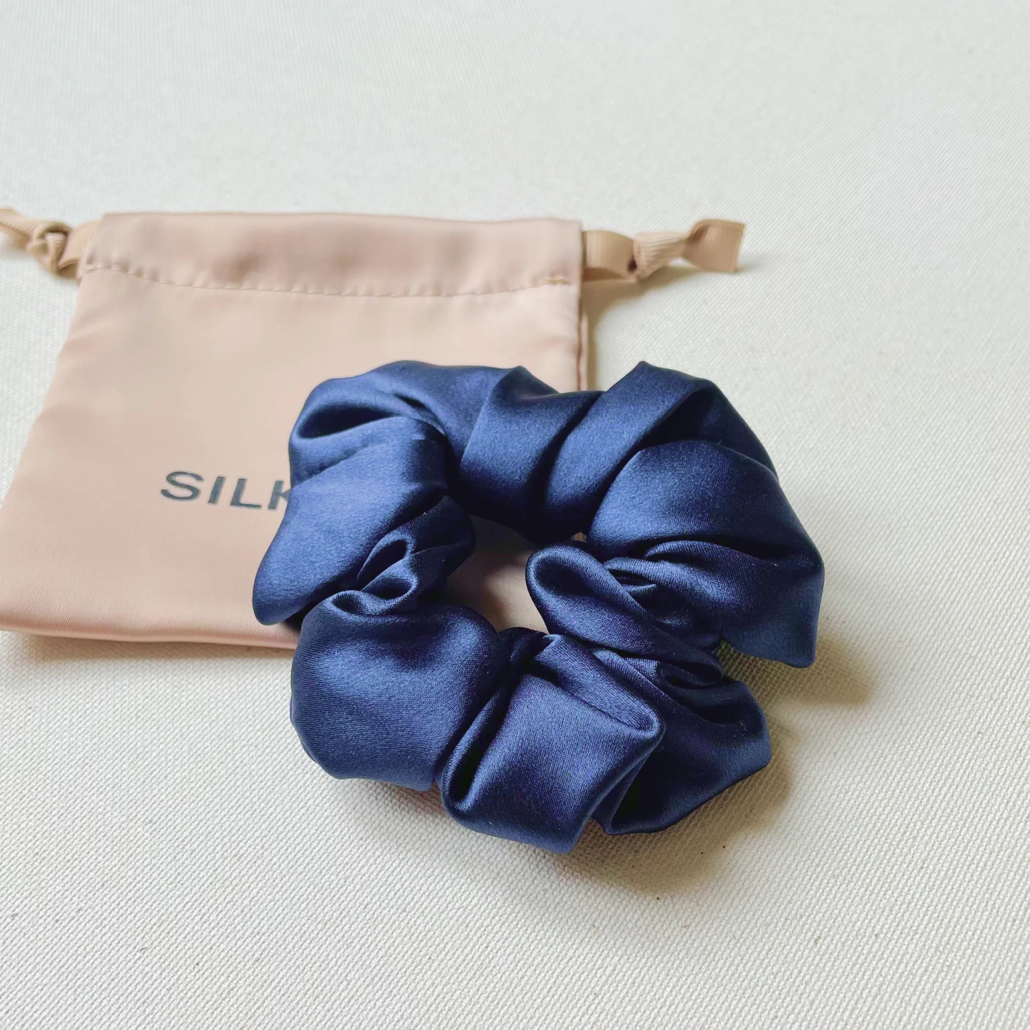 Mėlyna šilkinė plaukų gumyte