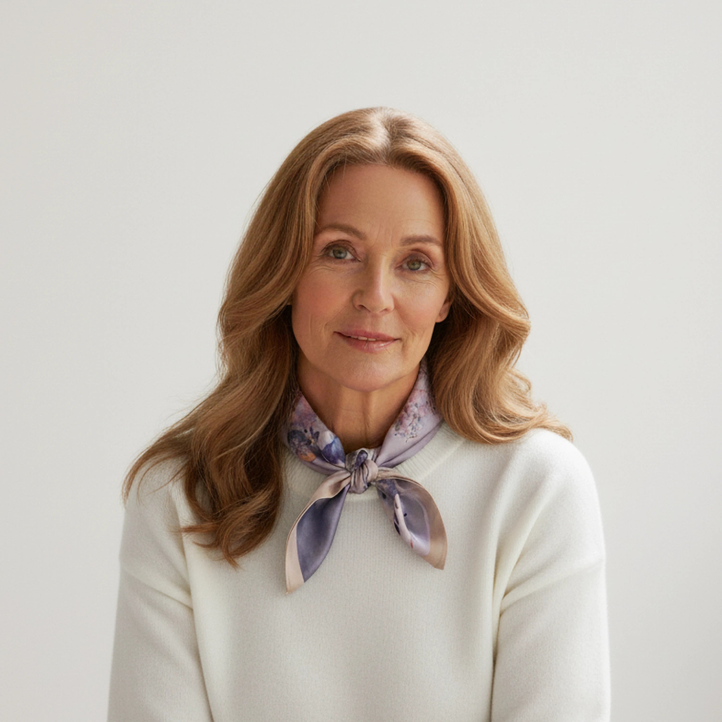 šilkinė skarelė su pievos elementais