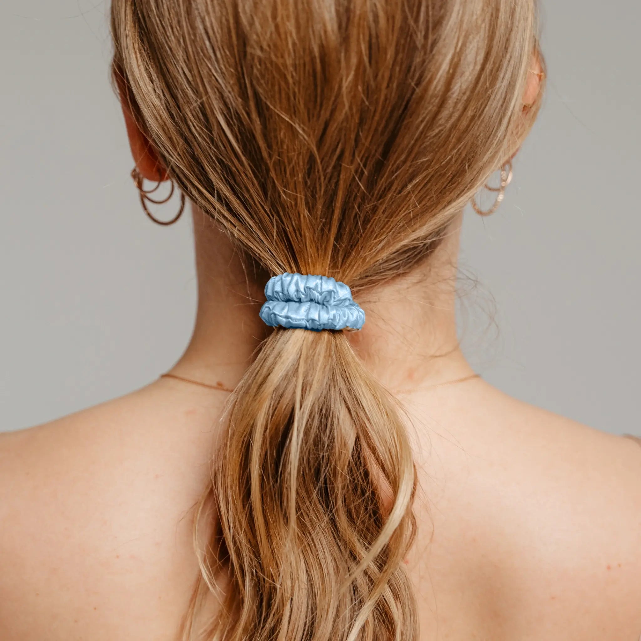 žydra šilkinė plaukų gumytė